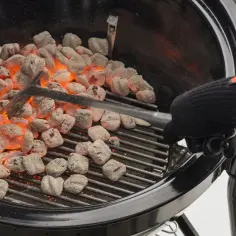 Brykiet czy węgiel drzewny - który wybór zapewni lepsze grillowanie?